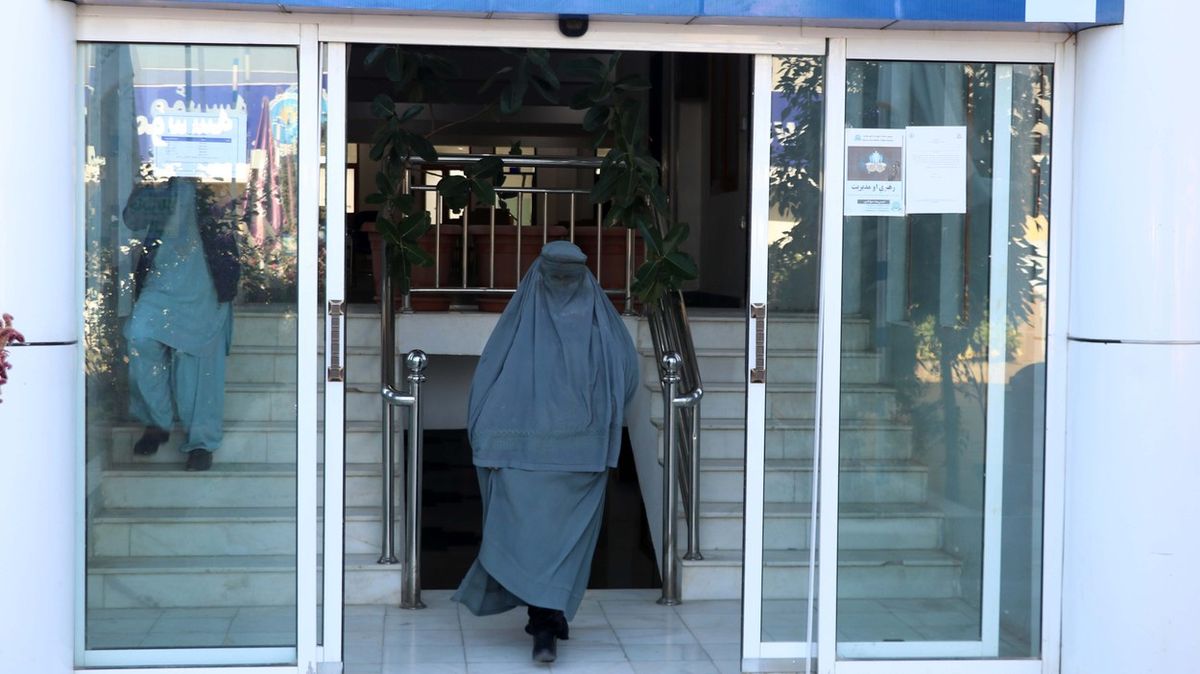 Afghánistán na cestě do minulosti. Ženy cítí beznaděj, část pedagogů končí